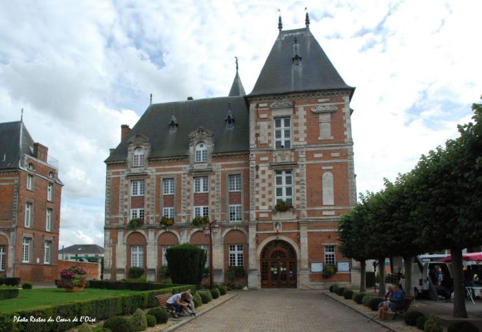 Crevecoeur-le-Grand-hotel-de-ville